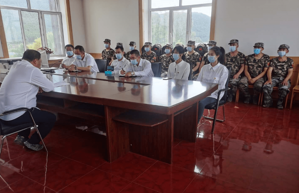 豪门国际官网_*
【森工动态】伊春森工南岔林业局公司： 小小“微党课”   到处“传党音”(图2)